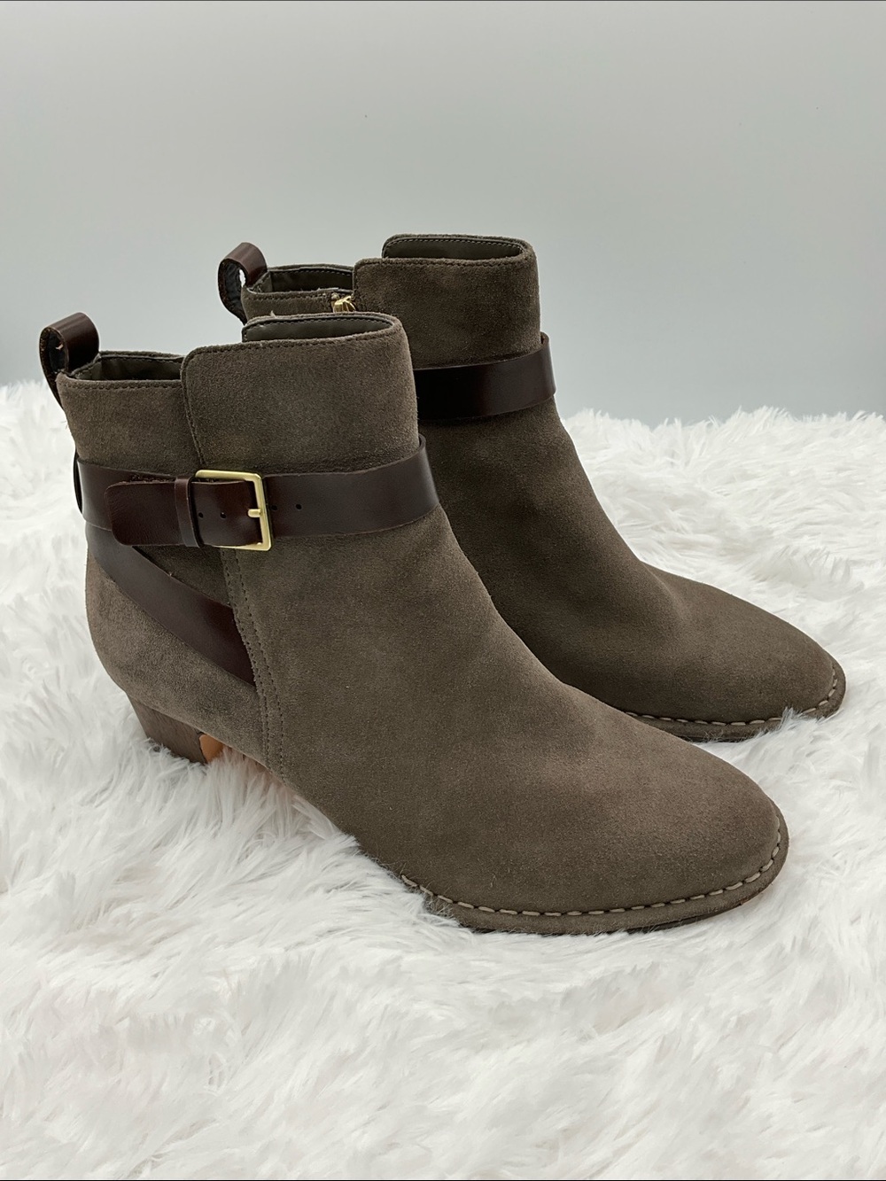 Clarks Ankle Boots Size 8.5 Taupe/Gray with Dark Brown Strap 2” Heel